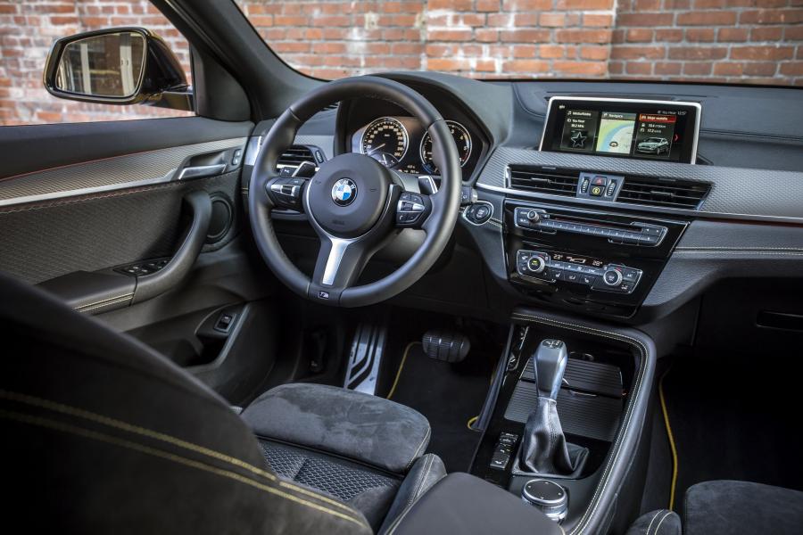 Интерьер BMW X2 xDrive25d M Sport (F39) 2018 года  (WW) (фото 18 из 40)